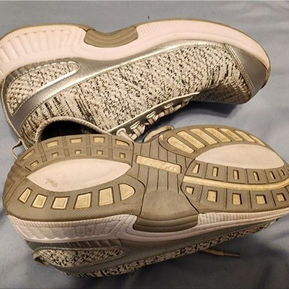 orthofeet Shoes - Women's Orthofeet sneakers. Light gray. Therapeutic walking‎ shoes. 7 Wide.